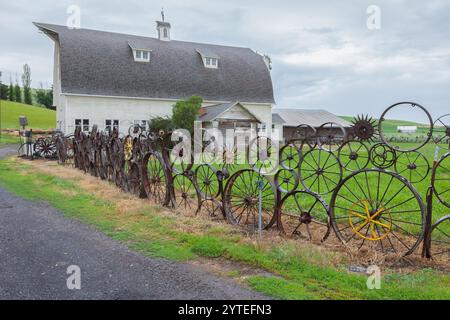 Uniontown, Washington. Zaun aus alten Bauernmaschinen. Stockfoto