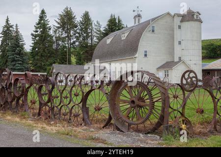 Uniontown, Washington. Zaun aus alten Bauernmaschinen. Stockfoto