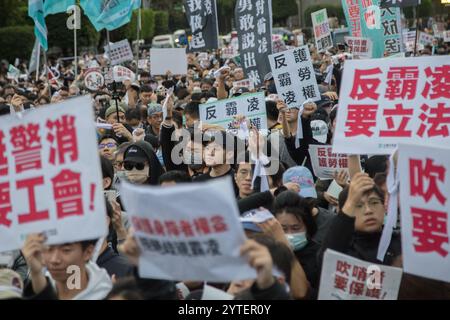 Die Teilnehmer halten während einer von der Taiwan People's Party am 7. Dezember 2024 in Taipeh organisierten Kundgebung „Anti-Mobbing“-Palacrds und singen Slogans. Stockfoto