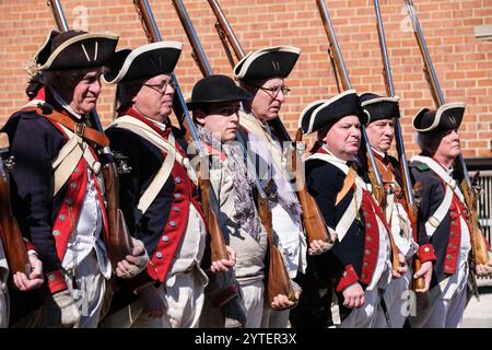 Alexandria, Virginia, USA. Parade zu Ehren des Geburtstags von George Washington. Männer in Uniformen des Unabhängigkeitskriegs. Stockfoto