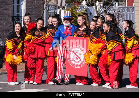 Alexandria, Virginia, USA. Parade zu Ehren des Geburtstags von George Washington. Cheerleader von der Bishop Ireton High School. Stockfoto