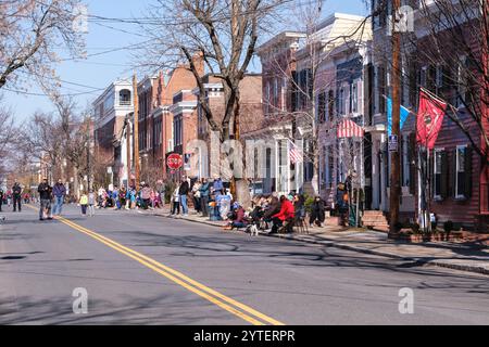 Alexandria, Virginia, USA. Zuschauer warten auf die Parade zu Ehren des Geburtstags von George Washington. Stockfoto