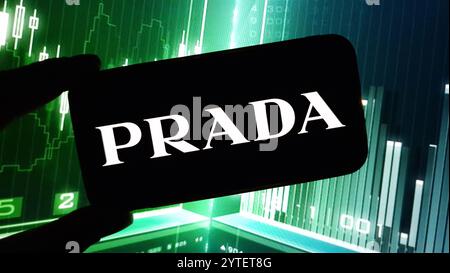 Konskie, Polen - 03. Dezember 2024: Firmenlogo Prada auf dem Mobiltelefon Stockfoto