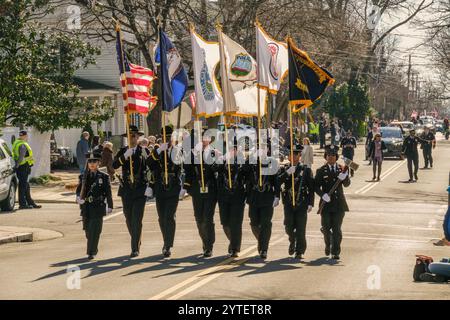 Alexandria, Virginia, USA. Feuerwehrmänner marschieren in der Parade zu Ehren des Geburtstags von George Washington. Stockfoto