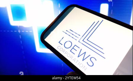 Konskie, Polen – 03. Dezember 2024: Logo der Loews Corporation auf dem Mobiltelefon Stockfoto