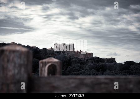 Ein Schwarz-weiß-Foto von Dover Castle View in Dover, Kent. Von den Weißen Klippen von Dover Stockfoto