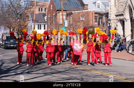 Alexandria, Virginia, USA. Parade zu Ehren des Geburtstags von George Washington. Cheerleader von der Bishop Ireton High School. Stockfoto