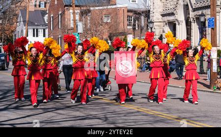 Alexandria, Virginia, USA. Parade zu Ehren des Geburtstags von George Washington. Cheerleader von der Bishop Ireton High School. Stockfoto