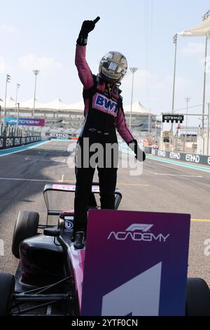 ABBI Pulling (F1 Academy, Rodin Motorsport, Alpine, Nr. 9), SIND, Formel 1 Weltmeisterschaft, Abu Dhabi Grand Prix, Yas Marina Circuit, 07.12.2024 Foto: Eibner-Pressefoto/Annika Graf Stockfoto