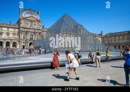 Glaspyramide Louvre-Museum, Paris, Frankreich Stockfoto