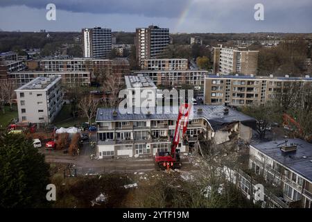 Den Haag, Niederlande. Dezember 2024. DEN HAAG - die Rettungsdienste sind vor Ort am Tarwekamp, wo nach einer Explosion ein sehr großes Feuer ausbricht. ANP RAMON VAN FLYMEN niederlande Out - belgien Out Credit: ANP/Alamy Live News Credit: ANP/Alamy Live News Stockfoto