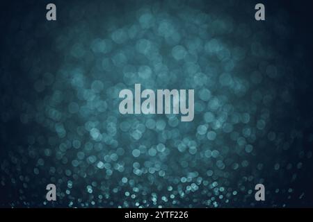 Dunkel glänzend blauer Hintergrund mit Bokeh. Hintergrund zum Neujahr. Weihnachtliche Textur. Stockfoto