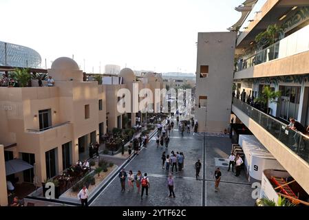 Abu Dhabi, Abu Dhabi. Dezember 2024. Fahrerlager-Atmosphäre. Formel-1-Weltmeisterschaft, Rd 24, großer Preis von Abu Dhabi, Samstag, 7. Dezember 2024. Yas Marina Circuit, Abu Dhabi, VAE. 07.12.2024. Formel-1-Weltmeisterschaft, Rd 24, Grand Prix Von Abu Dhabi, Yas Marina Circuit, Abu Dhabi, Qualifikationstag. Das Foto sollte lauten: XPB/Alamy Live News. Stockfoto