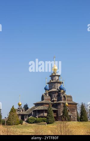 Russisch-orthodoxe Holzkirche mit goldener Zwiebelkuppel in Gifhorn, Deutschland Stockfoto