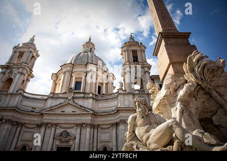 Der barocke Sant' Agnese aus dem 17. Jahrhundert in Agone und Fontana dei Quattro Fiumi (Brunnen der vier Flüsse) auf der Piazza Navona, Rom, Italien. Stockfoto