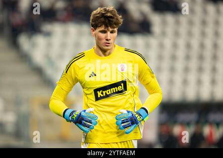 Lodz, Polen. Dezember 2024. Aleksander Bobek von LKS wurde während des Polnischen Pokalspiels zwischen LKS Lodz und Legia Warszawa im Wladyslaw Krol Municipal Stadium gesehen. Endstand; LKS Lodz 0:3 Legia Warszawa. Quelle: SOPA Images Limited/Alamy Live News Stockfoto