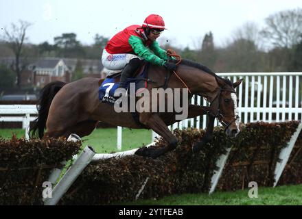 Henri ist der zweite, der von Jockey Freddie Gingell auf dem Weg zum Sieg des Pertemps Network Handicap beim Betfair Tingle Creek Saturday auf der Rennbahn Sandown Park, Esher, gefahren wurde. Bilddatum: Samstag, 7. Dezember 2024. Stockfoto