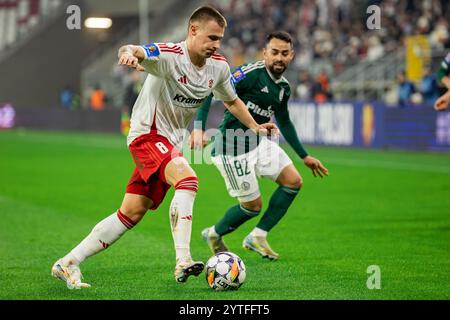 Lodz, Polen. Dezember 2024. Kamil Dankowski (L) von LKS und Lucas Lima Linhares, bekannt als Luquinhas (R) von Legia, werden während des Polnischen Pokalspiels zwischen LKS Lodz und Legia Warszawa im Wladyslaw Krol Municipal Stadium gesehen. Endstand; LKS Lodz 0:3 Legia Warszawa. (Foto: Mikolaj Barbanell/SOPA Images/SIPA USA) Credit: SIPA USA/Alamy Live News Stockfoto