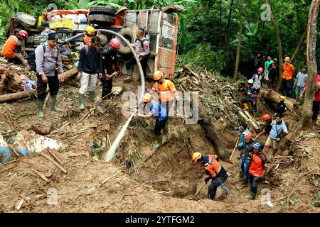 Sukabumi, Indonesien. Dezember 2024. Retter suchen Opfer an der Stelle eines Erdrutsches im Dorf Cisarakan im Regency Sukabumi, Provinz West Java, Indonesien, 7. Dezember 2024. Fünf Leichen wurden geborgen und sieben weitere werden vermisst, nachdem Sturzfluten und Erdrutsche Hunderte von Häusern und Infrastruktur in Indonesiens West-Java-Provinz zerstört haben, sagte ein Beamter am Freitag. Quelle: Rangga Firmansyah/Xinhua/Alamy Live News Stockfoto