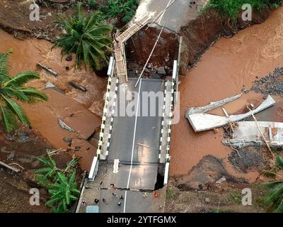 Sukabumi. Dezember 2024. Ein Foto der Luftdrohne vom 7. Dezember 2024 zeigt eine Brücke, die bei Hochwasser im Dorf Cisarakan in der Provinz Sukabumi in der Provinz West Java, Indonesien beschädigt wurde. Fünf Leichen wurden geborgen und sieben weitere werden vermisst, nachdem Sturzfluten und Erdrutsche Hunderte von Häusern und Infrastruktur in Indonesiens West-Java-Provinz zerstört haben, sagte ein Beamter am Freitag. Quelle: Rangga Firmansyah/Xinhua/Alamy Live News Stockfoto