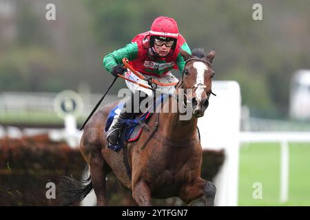 Henri ist der zweite, der von Jockey Freddie Gingell auf dem Weg zum Sieg des Pertemps Network Handicap beim Betfair Tingle Creek Saturday auf der Rennbahn Sandown Park, Esher, gefahren wurde. Bilddatum: Samstag, 7. Dezember 2024. Stockfoto