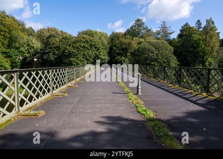 Brücken über den Fluss bei Crook o' Lune in der Nähe von Lancaster in Nordengland. Eine Reihe von Wegen bietet angenehme Spaziergänge mit herrlicher Aussicht. Stockfoto