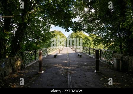 Brücken über den Fluss bei Crook o' Lune in der Nähe von Lancaster in Nordengland. Eine Reihe von Wegen bietet angenehme Spaziergänge mit herrlicher Aussicht. Stockfoto