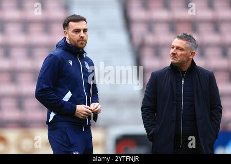 7. Dezember 2024; Tynecastle Park, Edinburgh, Schottland: Scottish Premiership Football, Heart of Midlothian gegen Dundee; Sean Kelly of Dundee und Dundee-Manager Tony Docherty inspizieren das Spielfeld vor dem Spiel Stockfoto