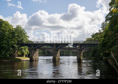 Brücken über den Fluss bei Crook o' Lune in der Nähe von Lancaster in Nordengland. Eine Reihe von Wegen bietet angenehme Spaziergänge mit herrlicher Aussicht. Stockfoto