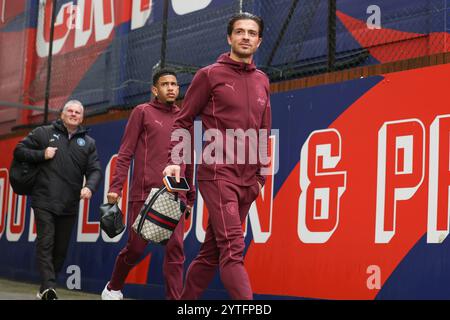 London, Großbritannien. Dezember 2024. Manchester City Mittelfeldspieler Jack Grealish (10) kommt am 7. Dezember 2024 im Stadion für das Spiel Crystal Palace FC gegen Manchester City FC English Premier League im Selhurst Park, London, England, Großbritannien an. Credit: Every Second Media/Alamy Live News Stockfoto