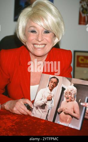 Barbara Windsor mit „Carry on“-Bild mit Sid James, London, Großbritannien Stockfoto