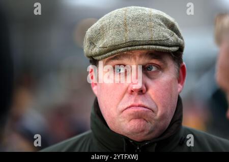 Trainer Dan Skelton, nachdem er gesehen hat, wie Pferd L'eau du Sud die Betfair Henry VIII Novices' Chase gewann, während Betfair Tingle Creek Samstag auf der Rennbahn Sandown Park, Esher. Bilddatum: Samstag, 7. Dezember 2024. Stockfoto