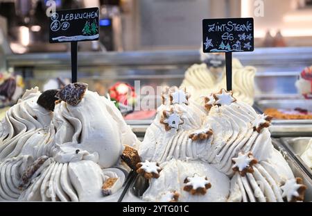 Bad Homburg, Deutschland. Dezember 2024. Die weihnachtlichen Eissorten Lebkuchen (l) und Zimt-Sterneis gibt es in der Kühltheke des Eisstuhls 'Gelato Bella Italiano' in der Innenstadt von Bad Homburg. Immer mehr Eisdielen sind auch über den Sommer hinaus geöffnet. Kleine Produzenten und Eisdielen locken Kunden mit kreativen Aromen an. Vermerk: Arne Dedert/dpa/Alamy Live News Stockfoto
