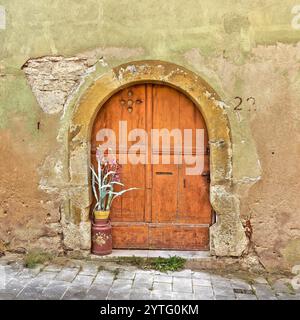 Alte Eingangstür eines historischen mittelalterlichen Hauses in der Altstadt von Rothenburg ob der Tauber in Bayern Stockfoto