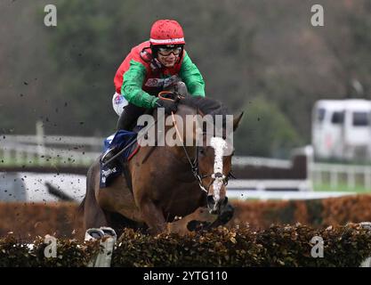 Sandown, Großbritannien. Dezember 2024. Henri, der zweite von Freddie Gingell, macht einen Fehler, bevor er 1,15 das Pertemps Network Handicap Hürdenrennen im Sandown Park gewann, Esher Picture von Paul Blake/Alamy Sports News Stockfoto