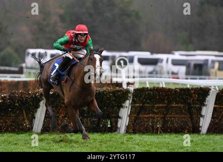 Sandown, Großbritannien. Dezember 2024. Henri, der zweite von Freddie Gingell, macht einen Fehler, bevor er 1,15 das Pertemps Network Handicap Hürdenrennen im Sandown Park gewann, Esher Picture von Paul Blake/Alamy Sports News Stockfoto