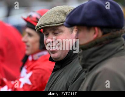 Sandown, Großbritannien. Dezember 2024. Trainer Dan Skelton, nachdem er 1,50 die Turmjagd von Betfair Henry VIII Neulingen im Sandown Park gewonnen hatte, Esher Picture von Paul Blake/Alamy Sports News Stockfoto