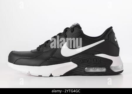 Varna, Bulgarien - 6. Dezember 2024: Bild der Sportschuhe Nike Air Max Excee in Schwarz und weiß auf schwarzem Hintergrund Stockfoto