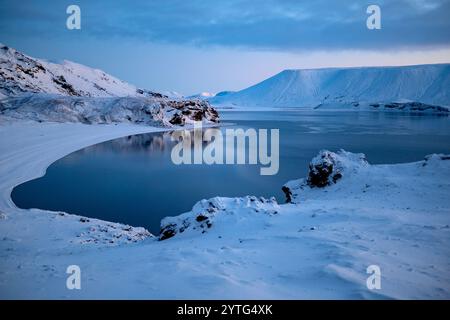 Island. Dezember 2024. Ein Blick über ein Gewässer, bekannt als Kleifarvatn Freitag, 6. Dezember 2024, auf der Reykjanes-Halbinsel in Island, in der Nähe der geothermischen Gebiete Krýsuvík und Gunnhver. Kleifarvatn ist der größte See auf der Reykjanes-Halbinsel im Südwesten Islands. (Foto: Craig Ruttle/SIPA USA) Credit: SIPA USA/Alamy Live News Stockfoto