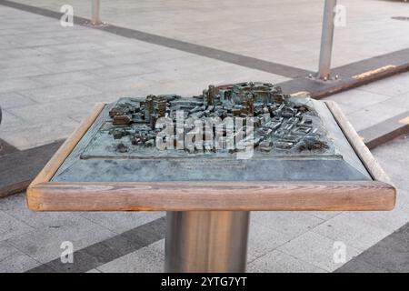 Savona. Italia - 07. Dezember 2024: Eine detaillierte Bronzeskulptur, die das Stadtbild von Savona, Italien, darstellt und die architektonischen Wahrzeichen und zeigt Stockfoto