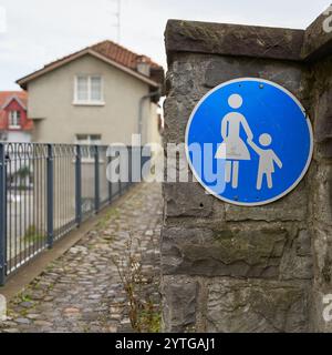 Verkehrsschild für einen Wanderweg in der Stadt Lindau am Bodensee in Deutschland Stockfoto