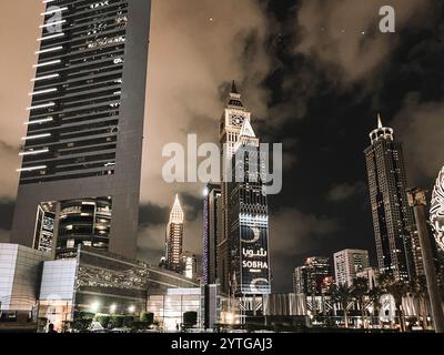 Blick aus der Luft bei Nacht auf die berühmten Sheikh Zayed Road Wolkenkratzer und Wahrzeichen - Blick aus der Luft auf die Straßen und Türme von Dubai Stockfoto