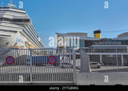 Savona. Italia - 07. Dezember 2024: Blick auf den Hafen von Savona mit einem Kreuzfahrtschiff an der Costa, das neben dem Palacrociere Terminal angedockt ist. Eine typische Szene von marit Stockfoto