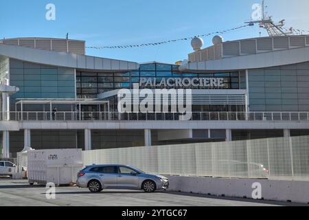 Savona. Italia - 07. Dezember 2024: Kreuzfahrtanleger Palacrociere im Hafen von Savona, Italien. Perfekt für Küstentourismus und maritim Stockfoto