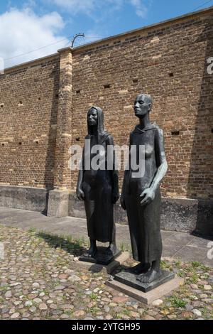 Das Denkmal zwei Stehende im KZ Ravensbrück, Deutschland. Stockfoto