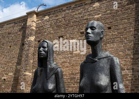 Das Denkmal zwei Stehende im KZ Ravensbrück, Deutschland. Stockfoto