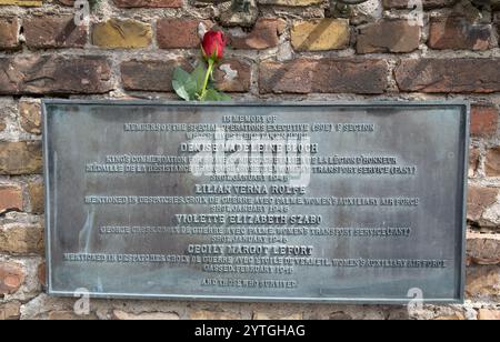 Gedenktafel für Mitglieder der Sektion F der SOE, die Anfang 1945 im KZ Ravensbrück hingerichtet wurden (siehe Informationen). Stockfoto