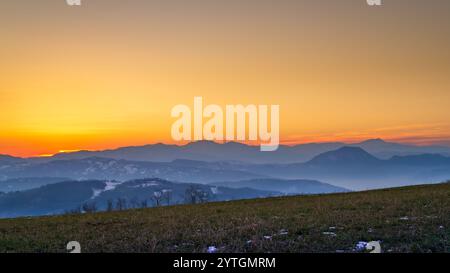 Winterfarben bei Sonnenuntergang auf dem Bergkamm des Appenins in der Emilia Romagna, Provinz Bologna, Emilia-Romagna, Italien. Stockfoto