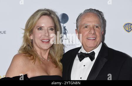 Beverly Hills, USA. Dezember 2024. Barbara Nash und Mark Badagliacca kamen zu den 38. Jährlichen American Cinematheque Awards, die am 6. Dezember 2024 im Beverly Hilton Hotel in Beverly Hills, KALIFORNIEN, stattfanden. © Janet Gough/AFF-USA. COM Credit: AFF/Alamy Live News Stockfoto