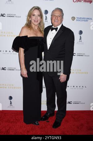 Beverly Hills, USA. Dezember 2024. Barbara Nash und Mark Badagliacca kamen zu den 38. Jährlichen American Cinematheque Awards, die am 6. Dezember 2024 im Beverly Hilton Hotel in Beverly Hills, KALIFORNIEN, stattfanden. © Janet Gough/AFF-USA. COM Credit: AFF/Alamy Live News Stockfoto